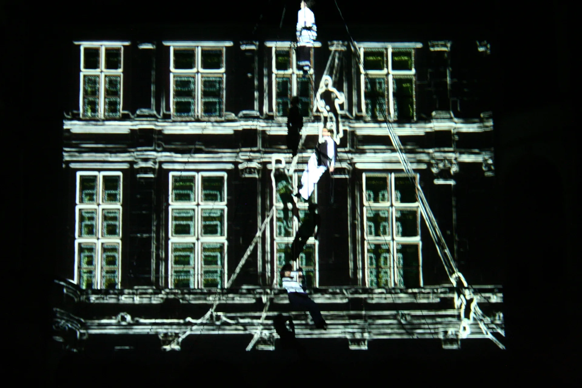 Façade illuminée par une projection nocturne